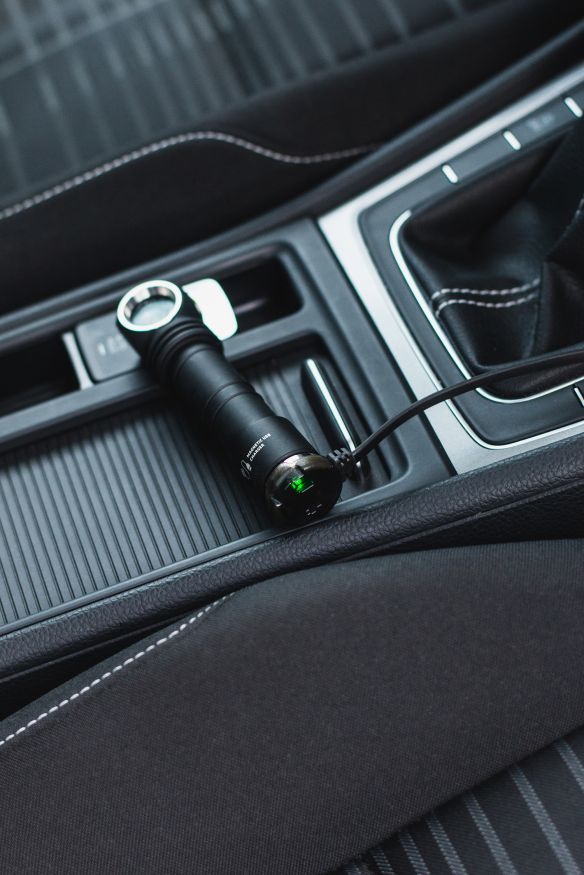 Магнитное зарядное устройство Armytek AMC-02